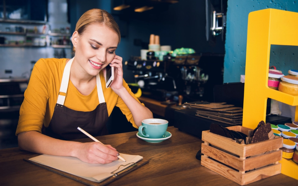  KI-basierte Telefonassistenz in der Gastronomie: Effizienter Service trotz Personalmangel